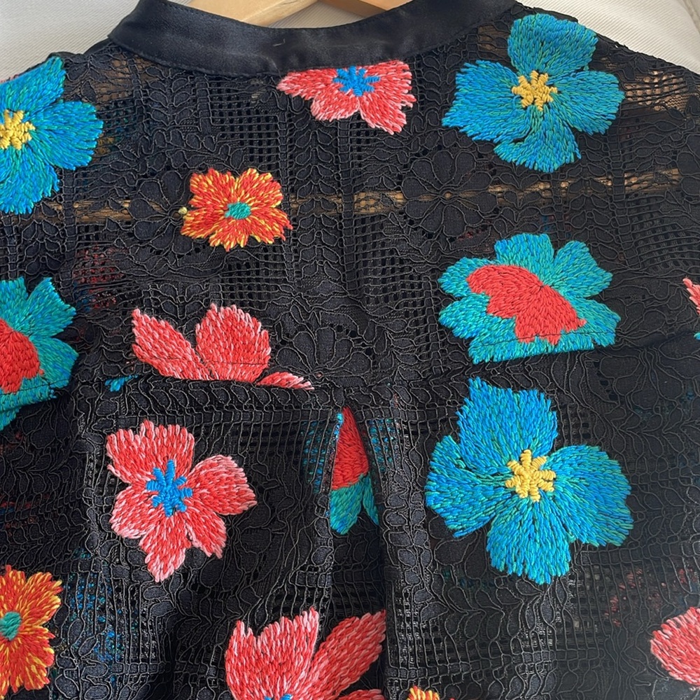 This shirt is very different from the common shirts . - Picture 10 of 10